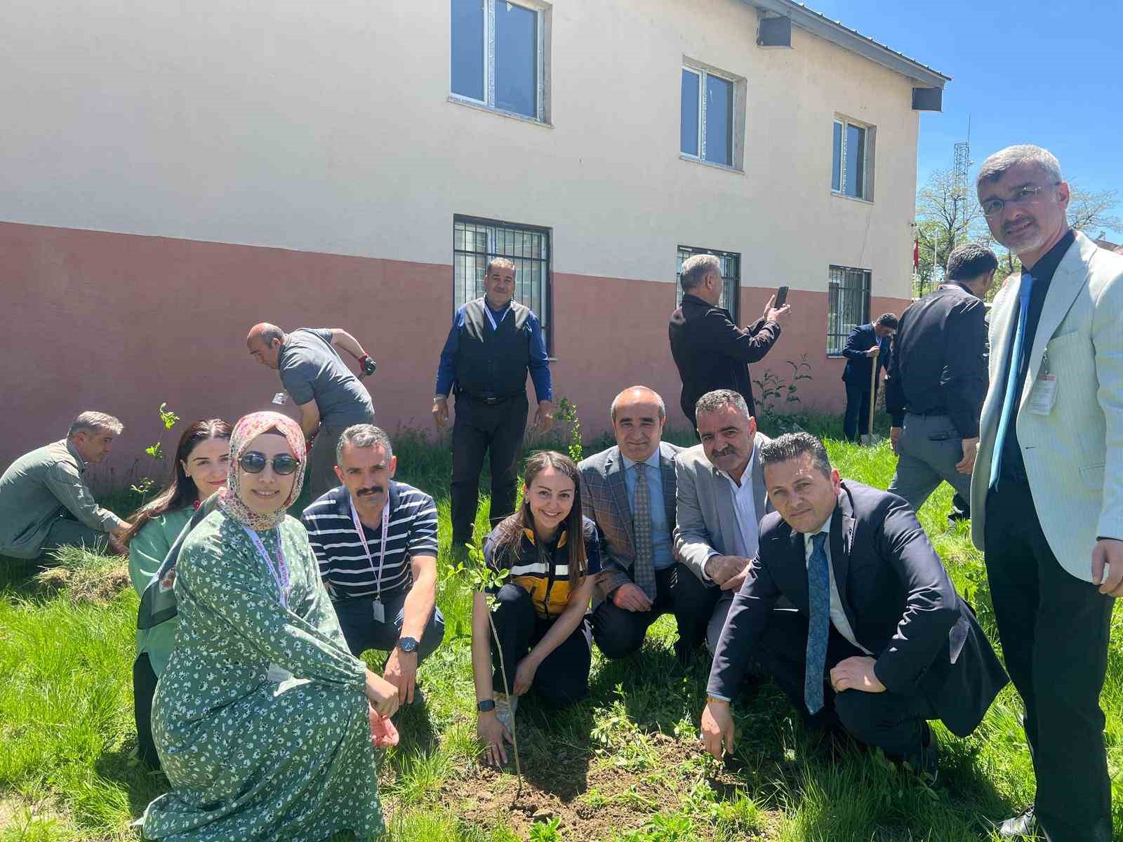 Ağrı&rsquo;da "Cilt Kanseri Farkındalık Ayı" kapsamında fidan dikimi etkinliği d&uuml;zenlendi
