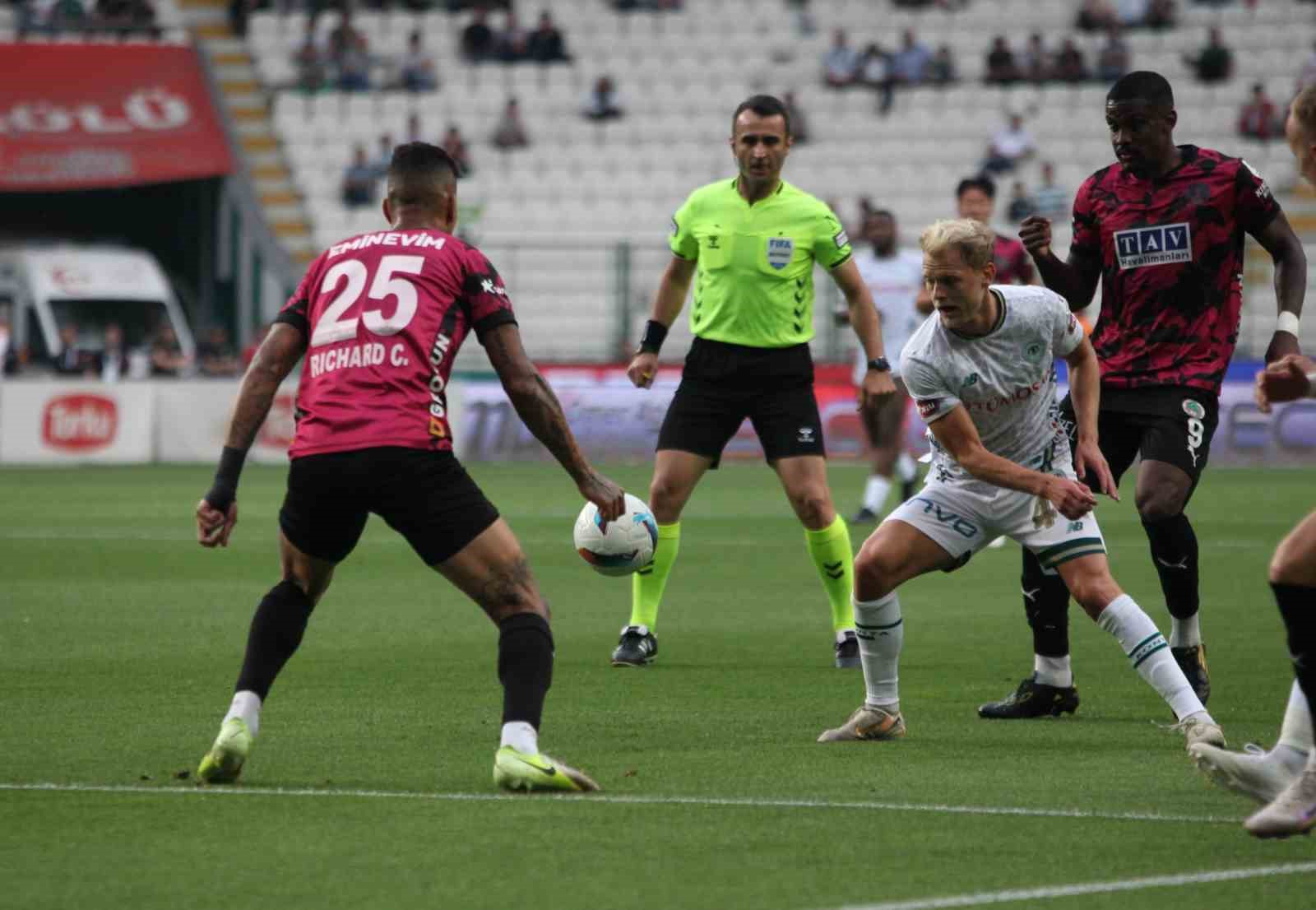Trendyol Süper Lig: Konyaspor: 0 - Alanyaspor: 2 (İlk yarı)