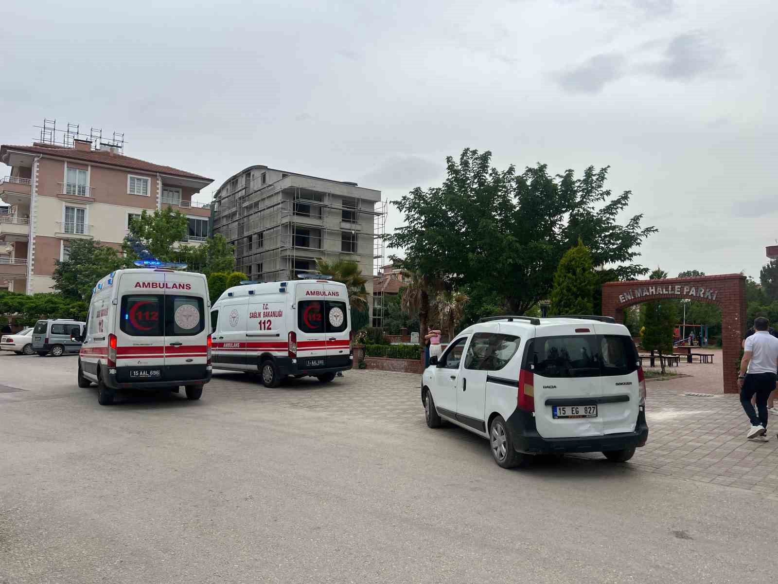 Liseli kızların sosyal medya kavgasını ayırmak i&ccedil;in araya giren 2 kız bı&ccedil;aklandı
