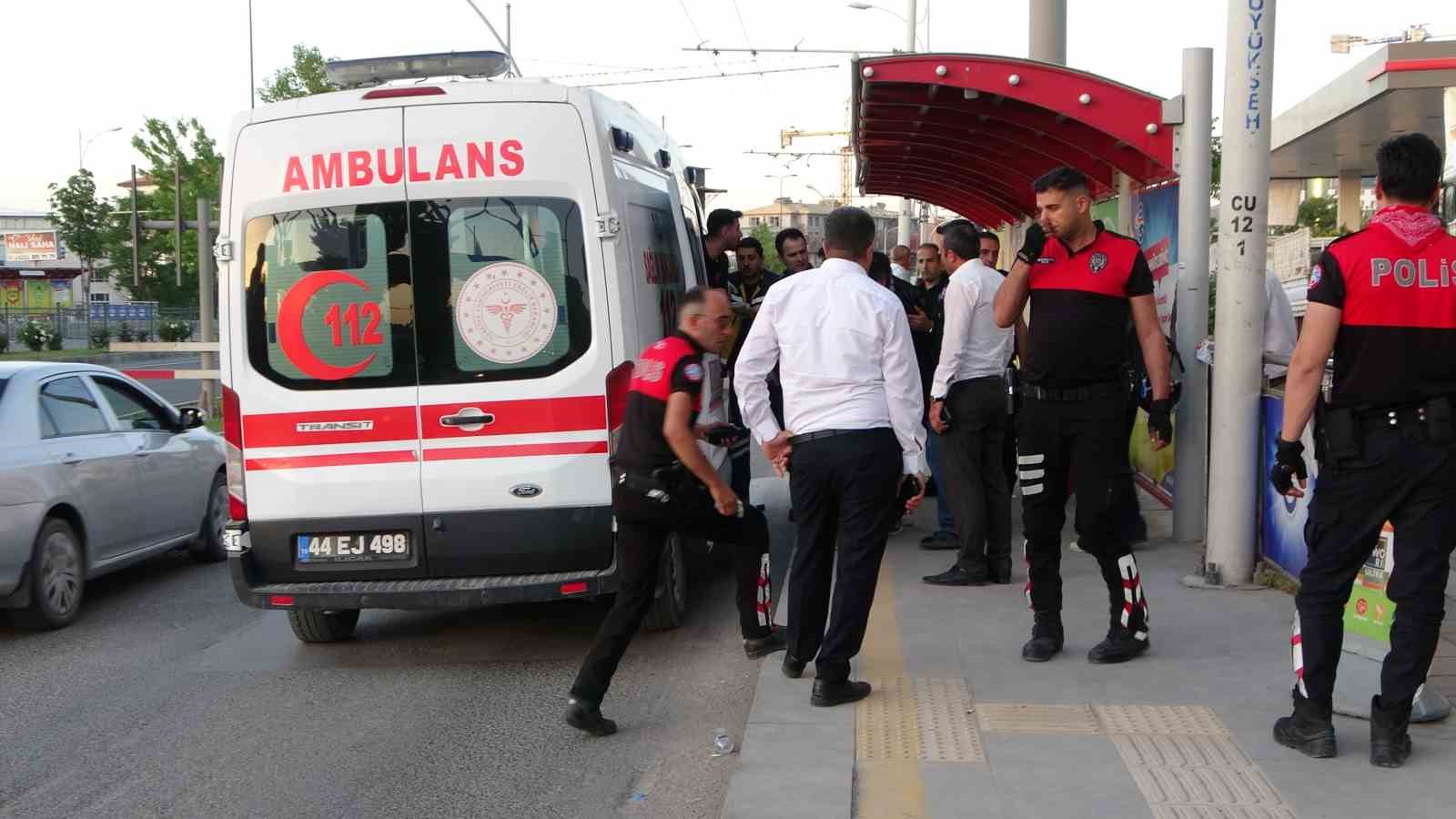 Malatya&rsquo;da otob&uuml;ste tartışan 2 kadın indikleri durakta birbirlerini bı&ccedil;akla yaraladı
