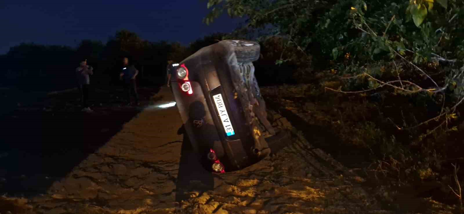 D&ouml;rtyol&rsquo;da yan yatan otomobilin s&uuml;r&uuml;c&uuml;s&uuml; yaralandı
