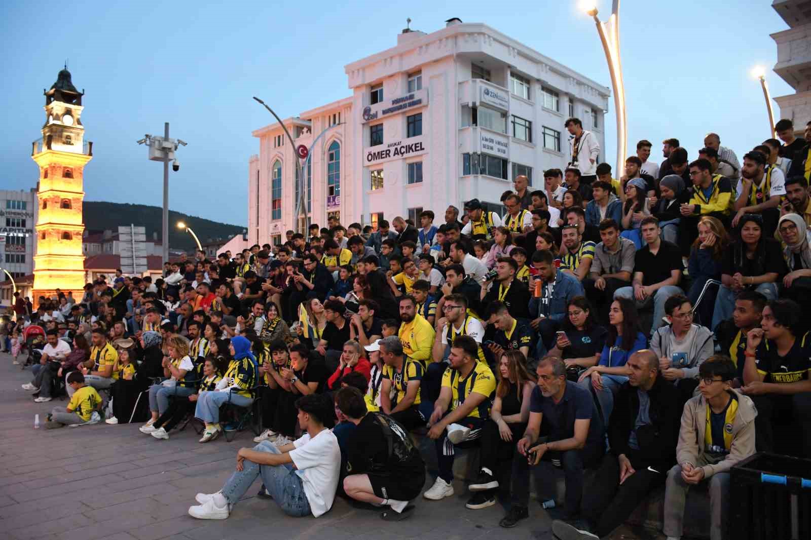 Yozgat’ta Fenerbahçe-Monaco maçı Cumhuriyet Meydanında canlı yayınlandı