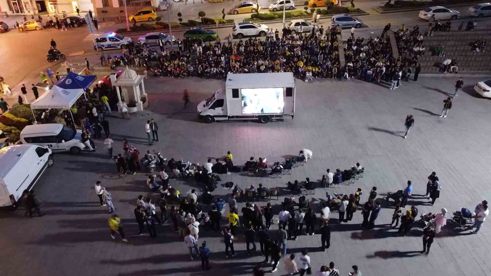 Yozgat&rsquo;ta Fenerbah&ccedil;e-Monaco ma&ccedil;ı Cumhuriyet Meydanında canlı yayınlandı
