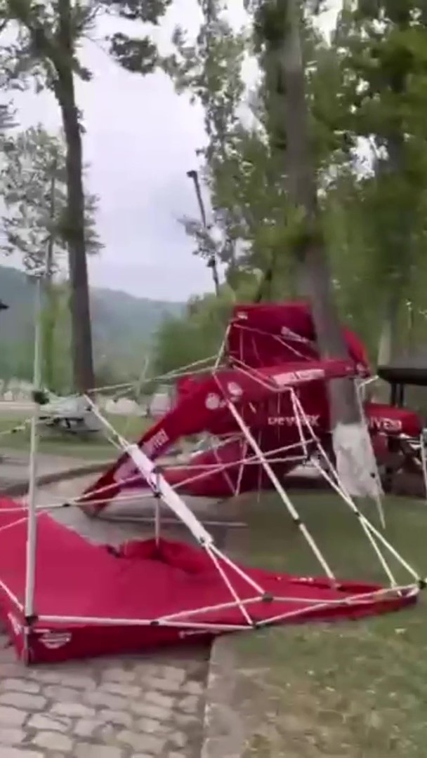 Zonguldak&rsquo;ta şiddetli r&uuml;zgar ağa&ccedil;ları devirdi
