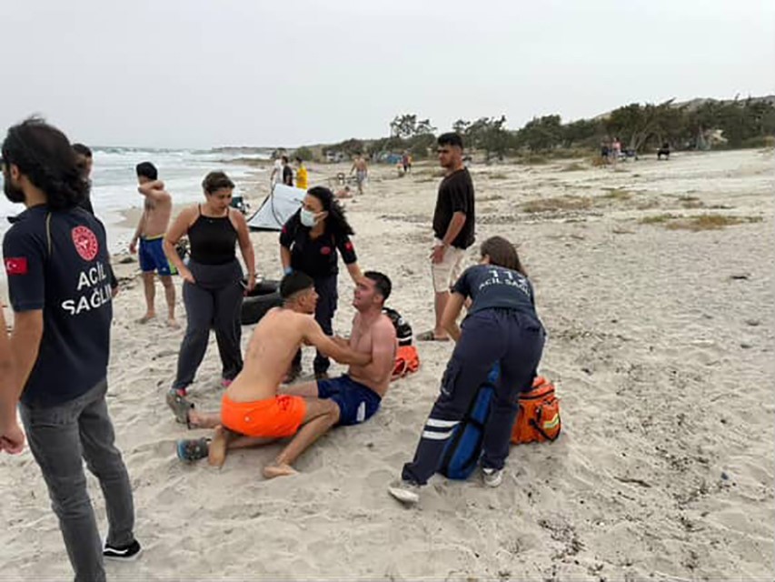 İzmir’de denize giren genç boğuldu, arkadaşları sinir krizi geçirdi