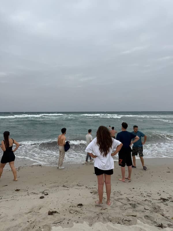 İzmir&rsquo;de denize giren gen&ccedil; boğuldu, arkadaşları sinir krizi ge&ccedil;irdi
