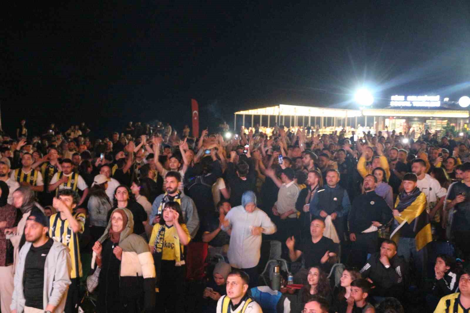 Rize’de Fenerbahçelilerden şampiyonluk kutlaması