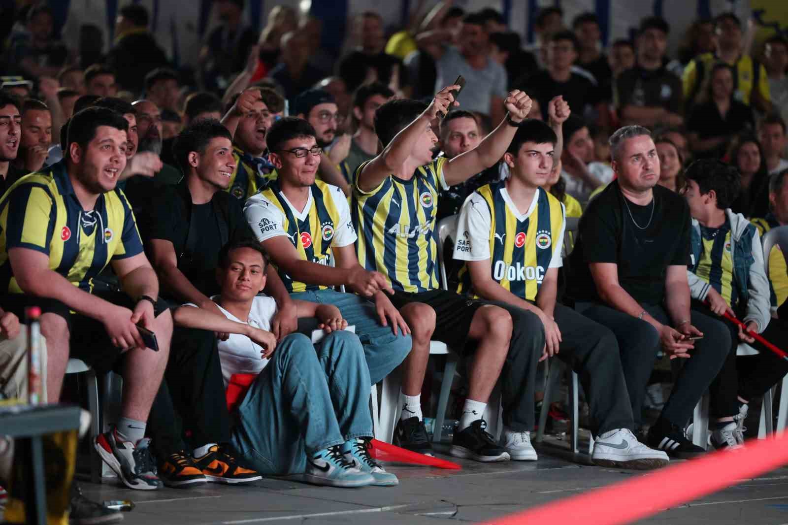 Aydın B&uuml;y&uuml;kşehir&rsquo;in kurduğu dev ekranda izlediler, şampiyonluğu kutladılar
