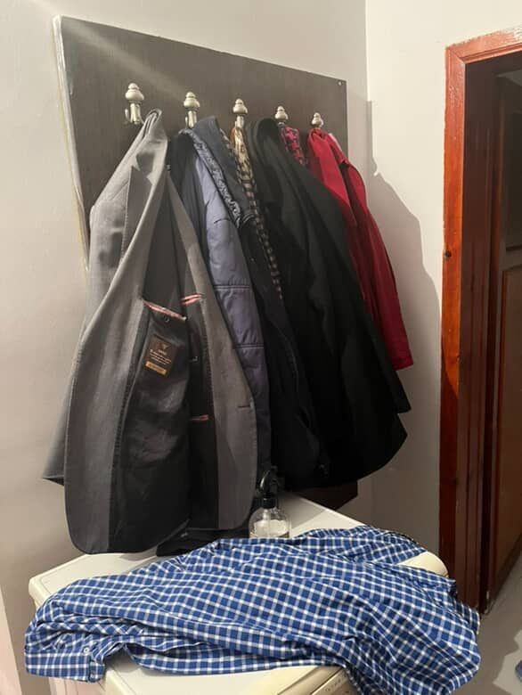 Kapının önünde oturan ev sahibine hırsızlık şoku