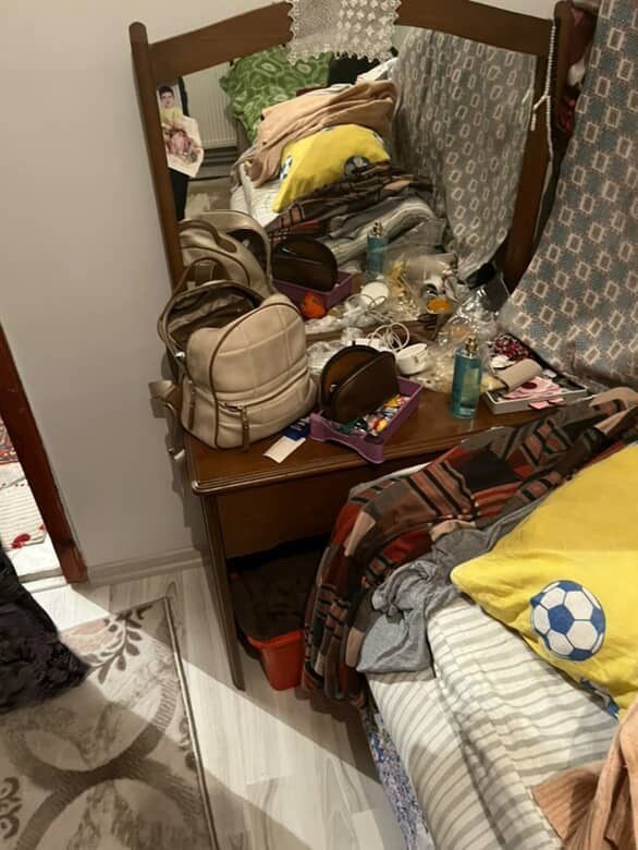 Kapının önünde oturan ev sahibine hırsızlık şoku