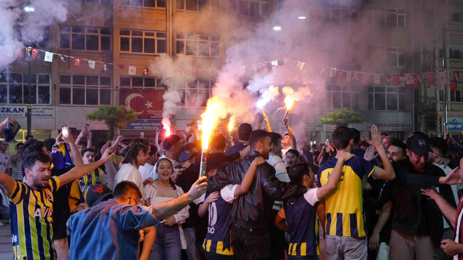 EuroLeague final maçını dev ekranda izleyen Burdurlular şampiyonluğu doyasıya kutladı