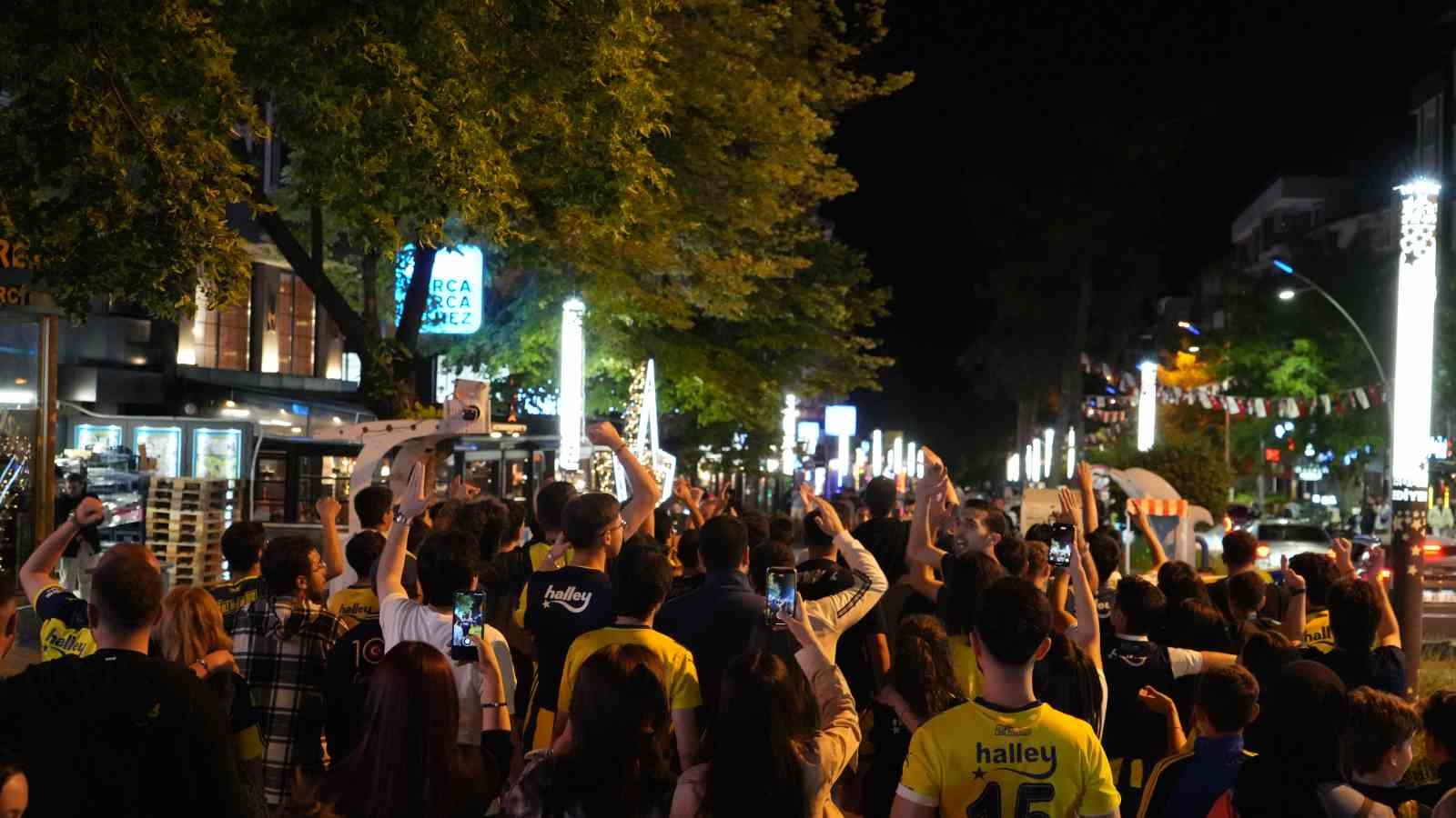 EuroLeague final ma&ccedil;ını dev ekranda izleyen Burdurlular şampiyonluğu doyasıya kutladı
