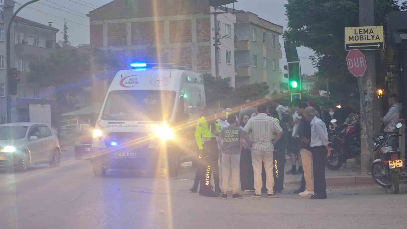 D&ouml;n&uuml;ş yapan otomobil ile motosiklet &ccedil;arpıştı: 2 yaralı
