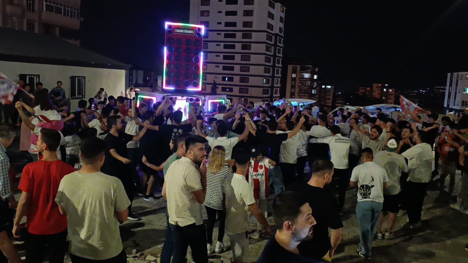 Kahramanmaraş İstiklalspor’un 2. Lig’e yükselmesiyle şehirde coşku yaşandı