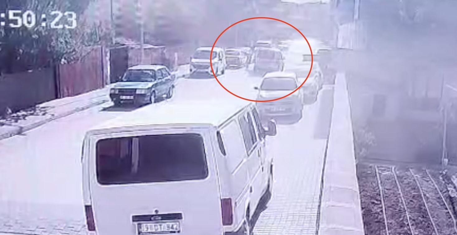 Hafif ticari aracın çarptığı çocuk yaralandı: O anlar kamerada