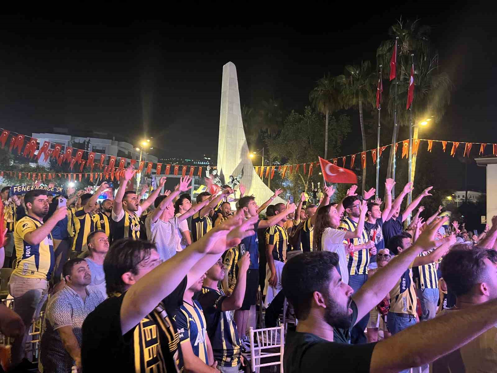Fenerbahçe’nin şampiyonluğu meşaleler ve bayraklarla kutlandı