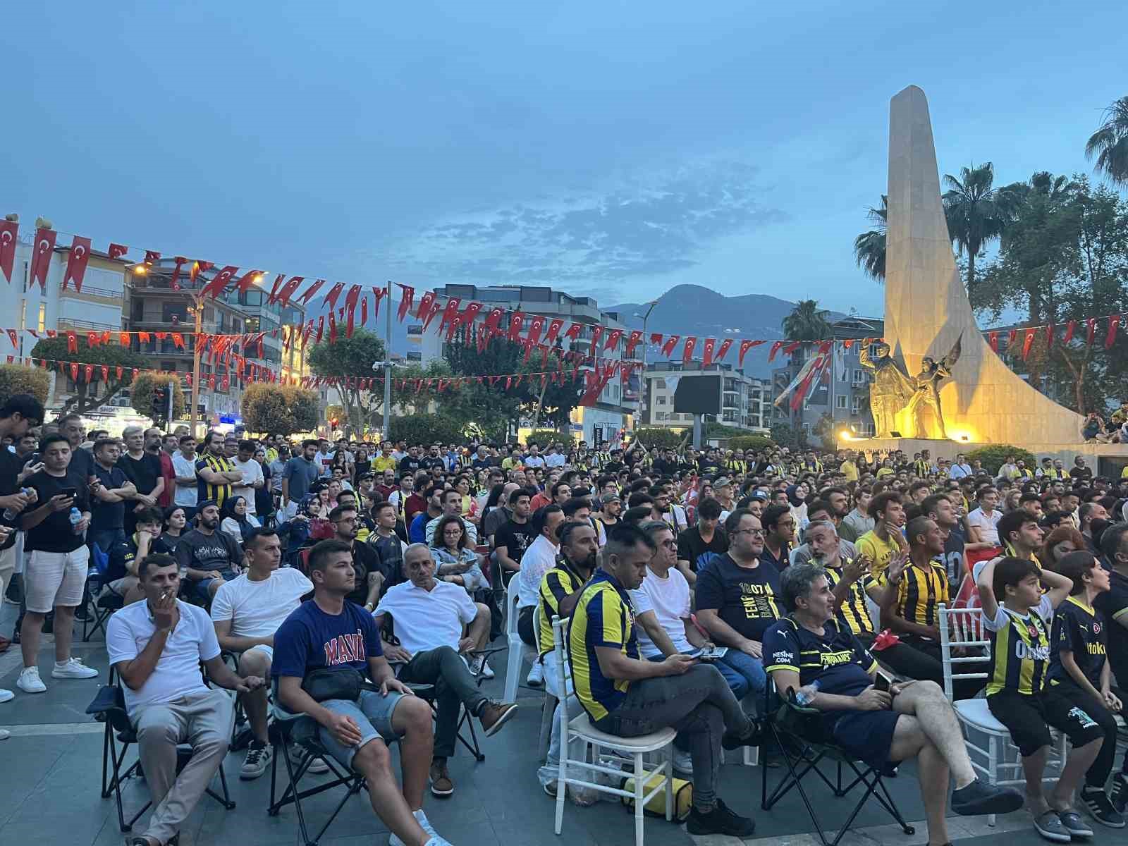 Fenerbahçe’nin şampiyonluğu meşaleler ve bayraklarla kutlandı

