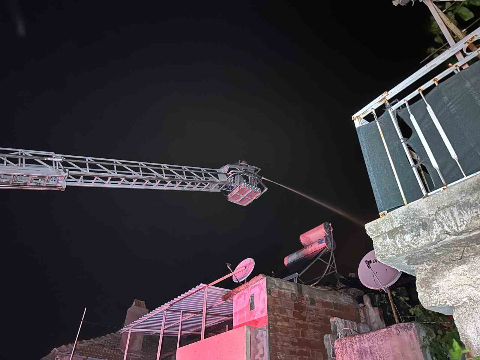 Uşak’ta 3 ev yangında zarar gördü