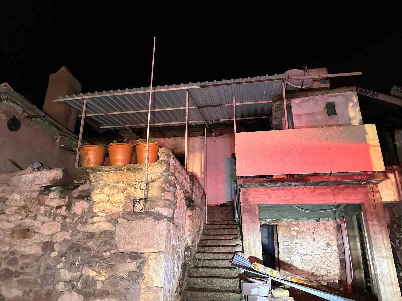 Uşak’ta 3 ev yangında zarar gördü