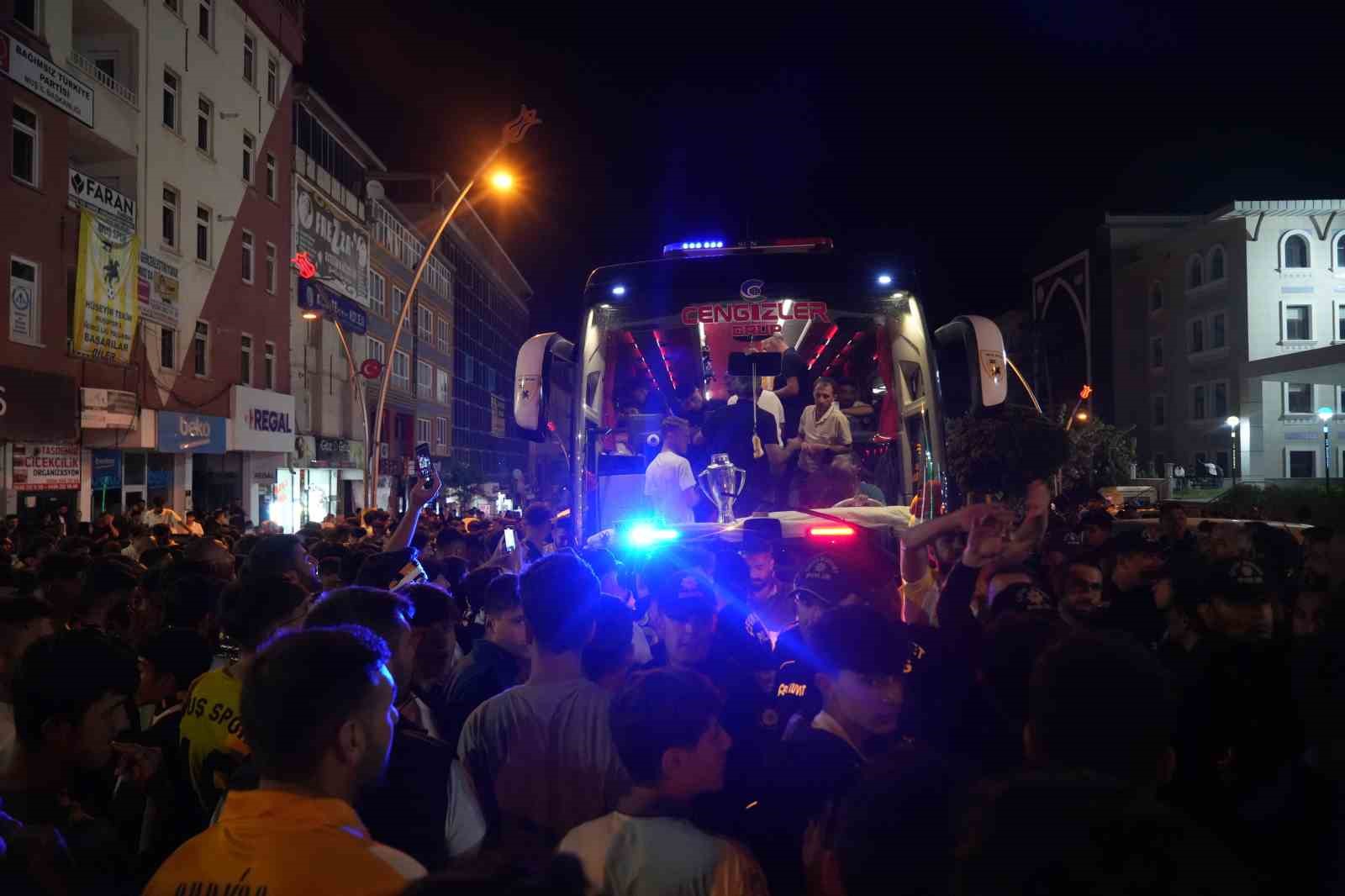 Muşspor’un şampiyonluk kupası coşkuyla karşılandı