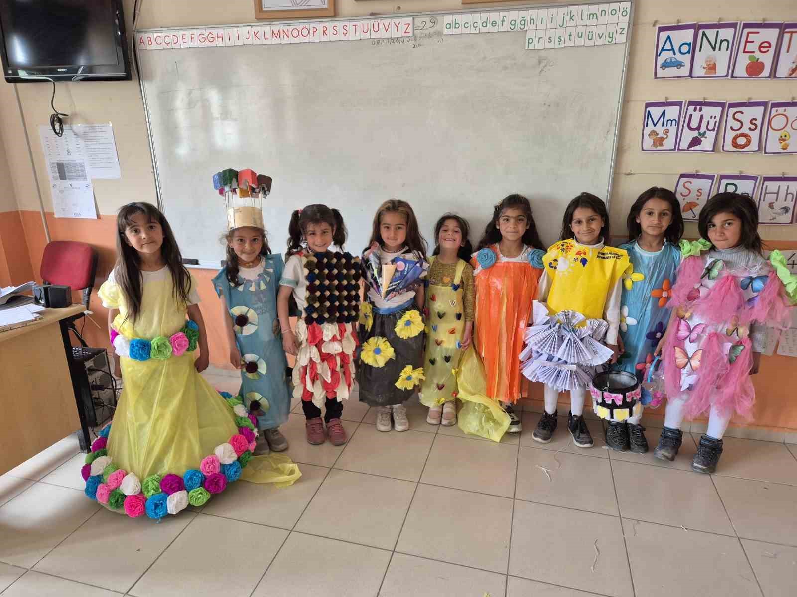 Minik tasarımcılardan geri d&ouml;n&uuml;ş&uuml;m defilesi
