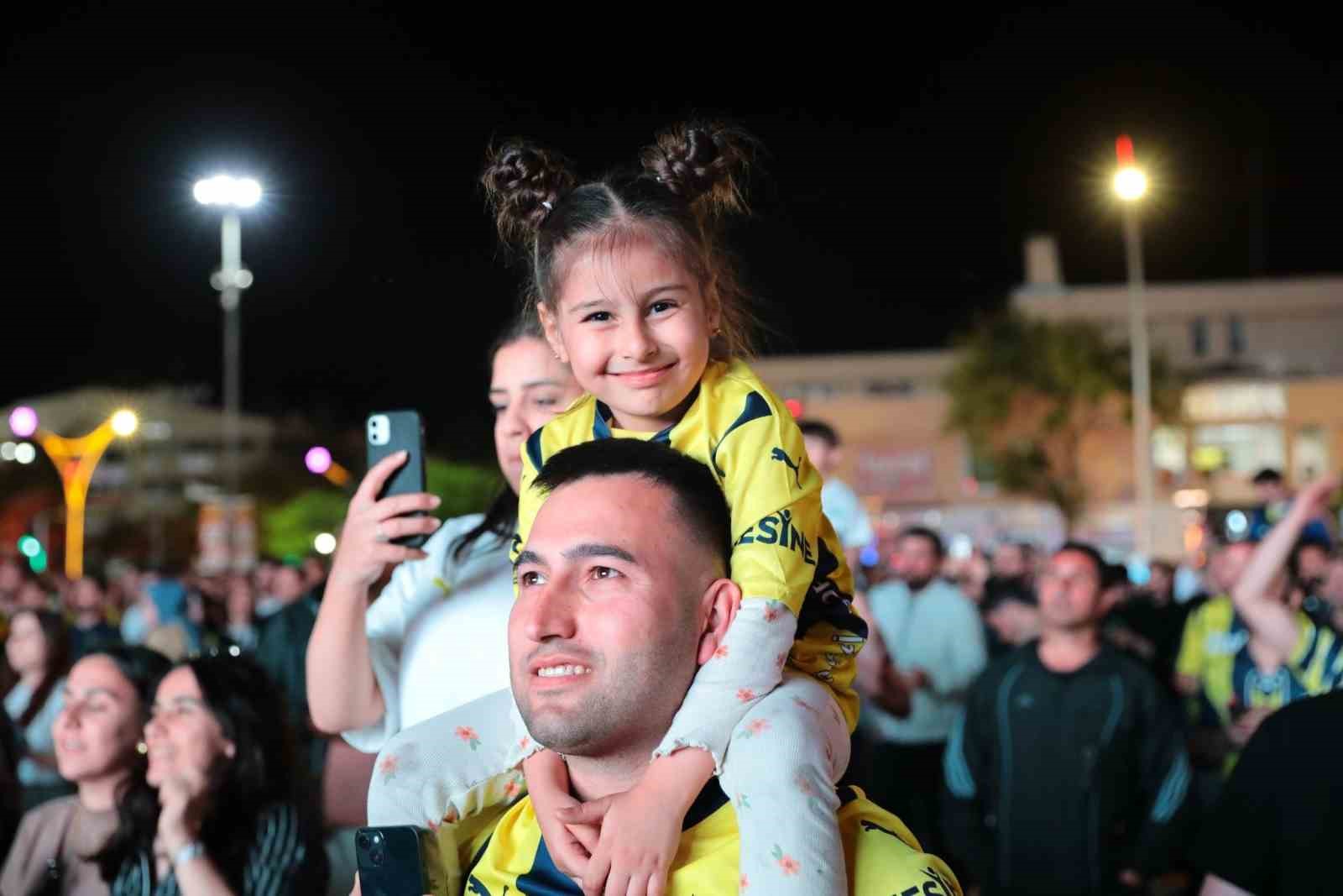 Erzincan’da Fenerbahçe’nin Euroleague final maçı dev ekranda izlendi