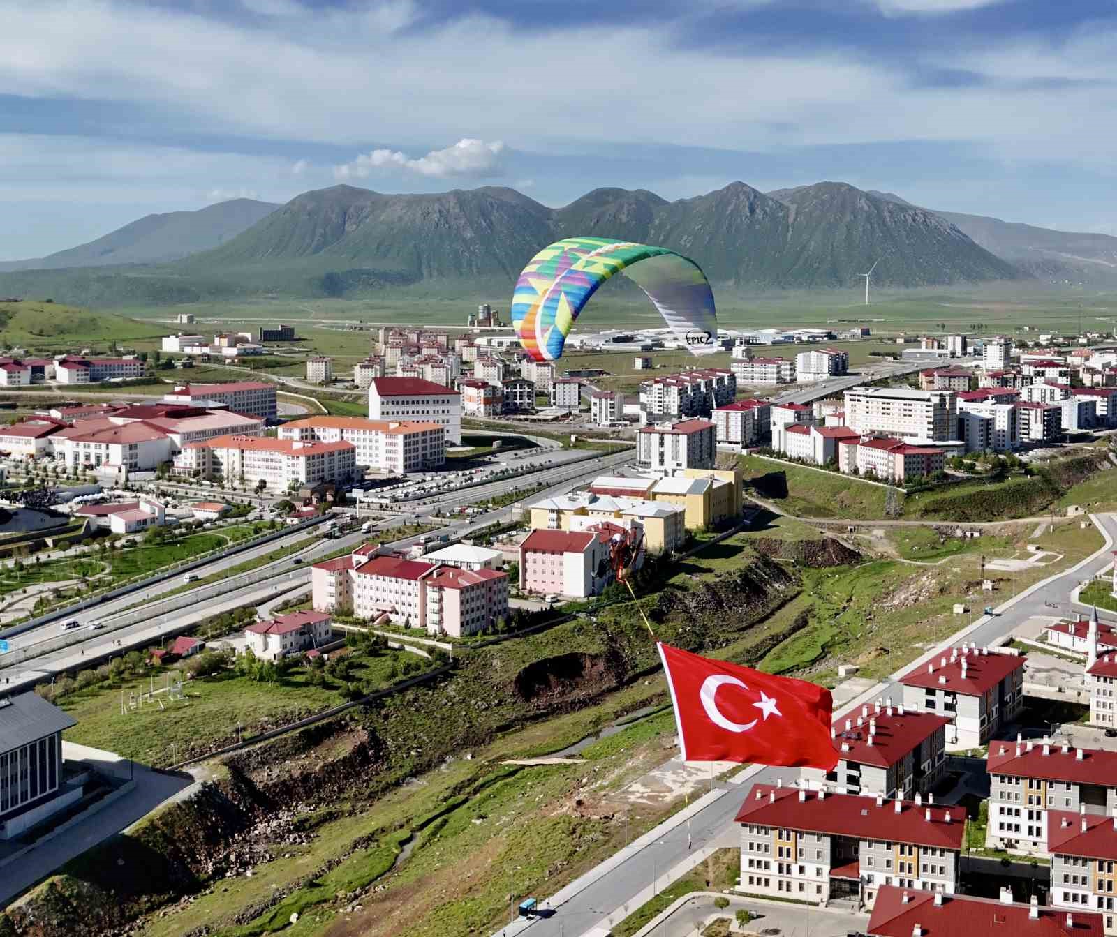 Bitlis semalarında yamaç paraşütü heyecanı yaşandı