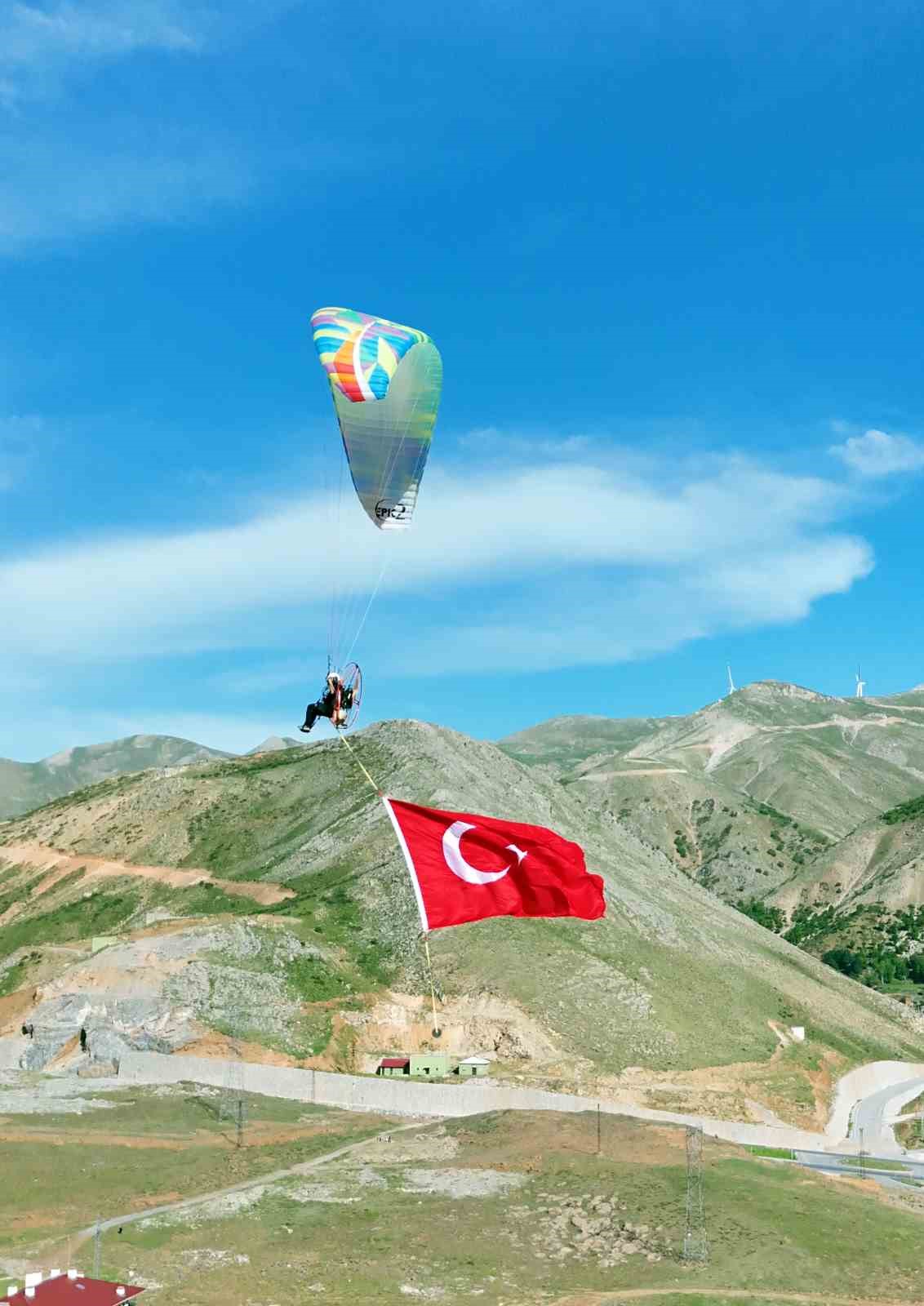 Bitlis semalarında yamaç paraşütü heyecanı yaşandı