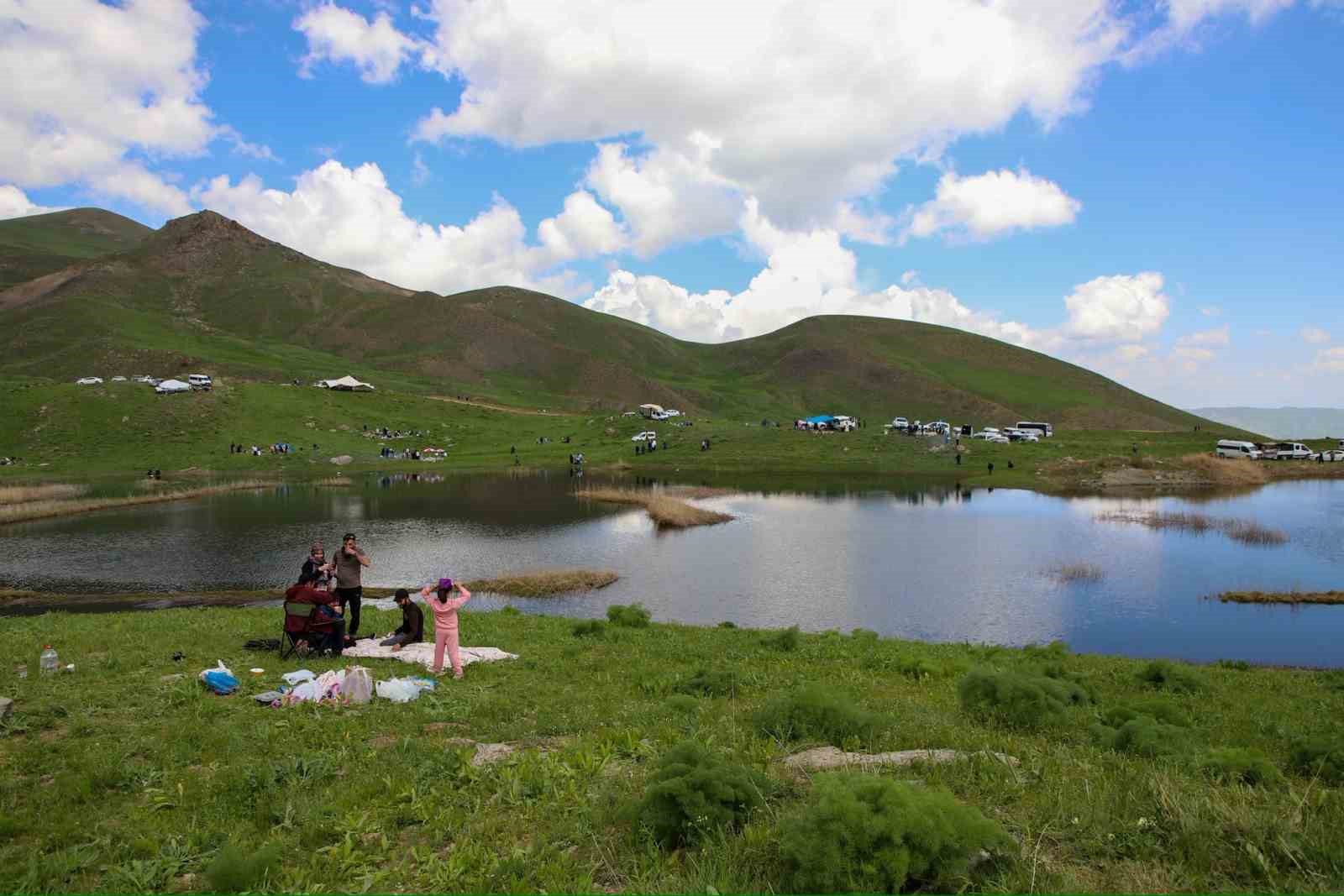 Vali Çelik, 3400 rakımda vatandaşlarla buluştu