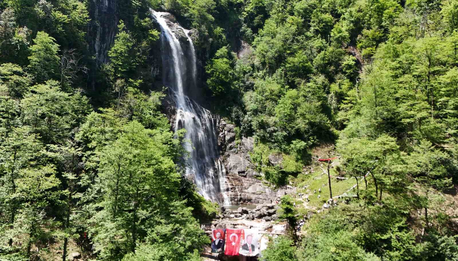 Mençuna Şelalesi’ne doğa yürüyüşü düzenlendi