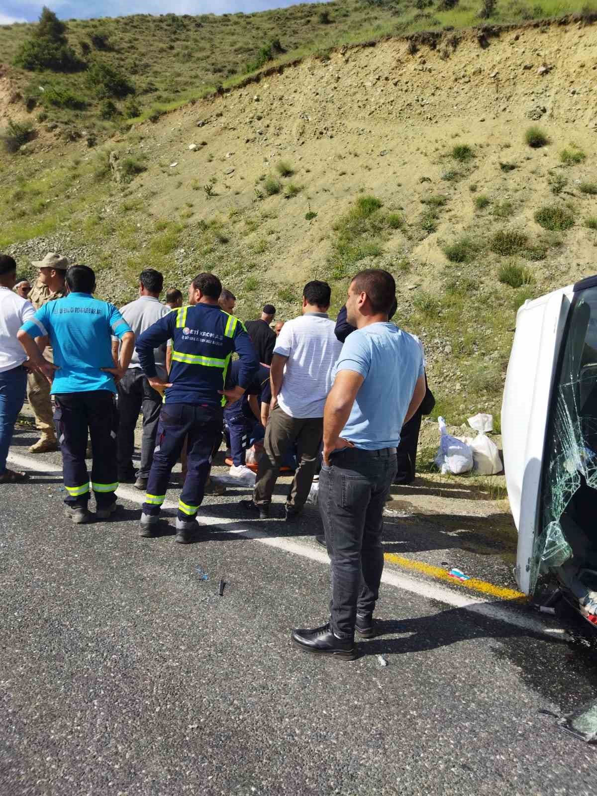 Elazığ&rsquo;da k&ouml;y minib&uuml;s&uuml; takla attı: 3&rsquo;&uuml; ağır 7 yaralı
