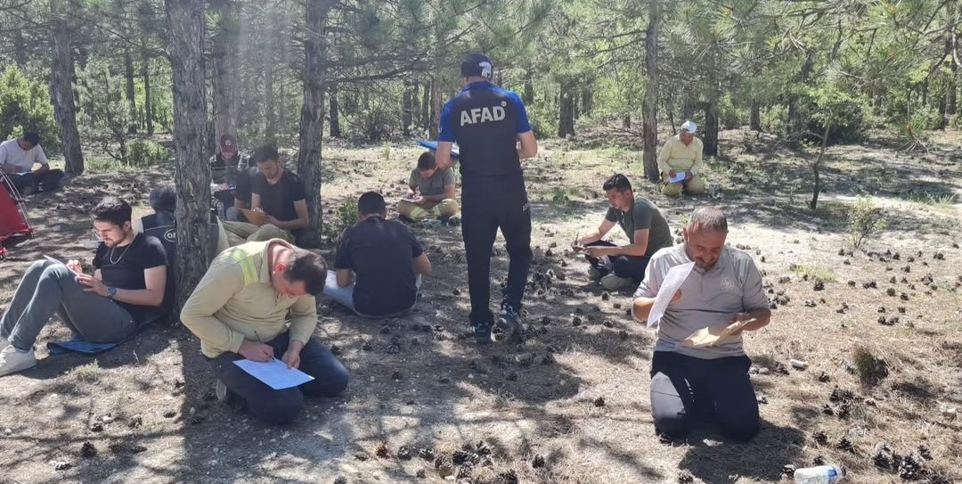 Kütahya Kent Ormanı’nda doğada hayatta kalma ve gece kalma eğitimi