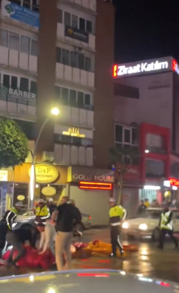 Yalova&rsquo;da Fenerbah&ccedil;e taraftarlarından Galatasaray bayraklarına saldırı
