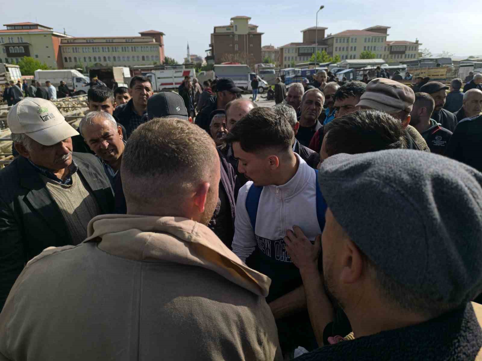 (ÖZEL) Bayrama sayılı günler kala küçükbaş kurbanlıklarda pazarlıklar kızıştı