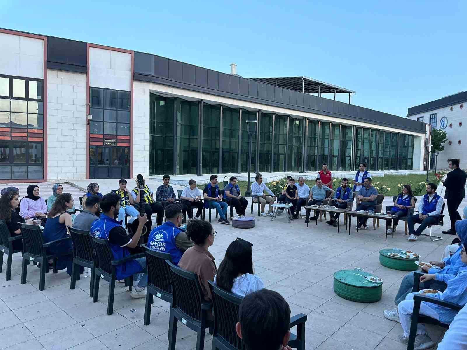 Milletvekili Bozgeyik üniversiteli gençlerle buluştu