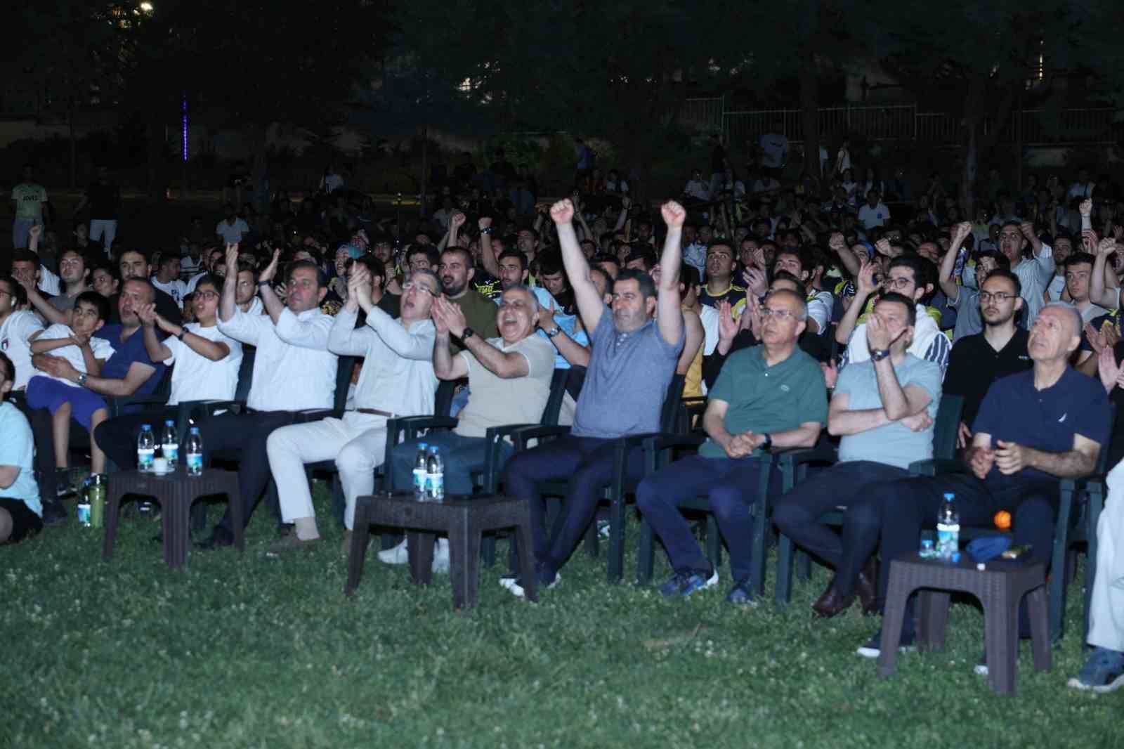 Milletvekili Bozgeyik &uuml;niversiteli gen&ccedil;lerle buluştu
