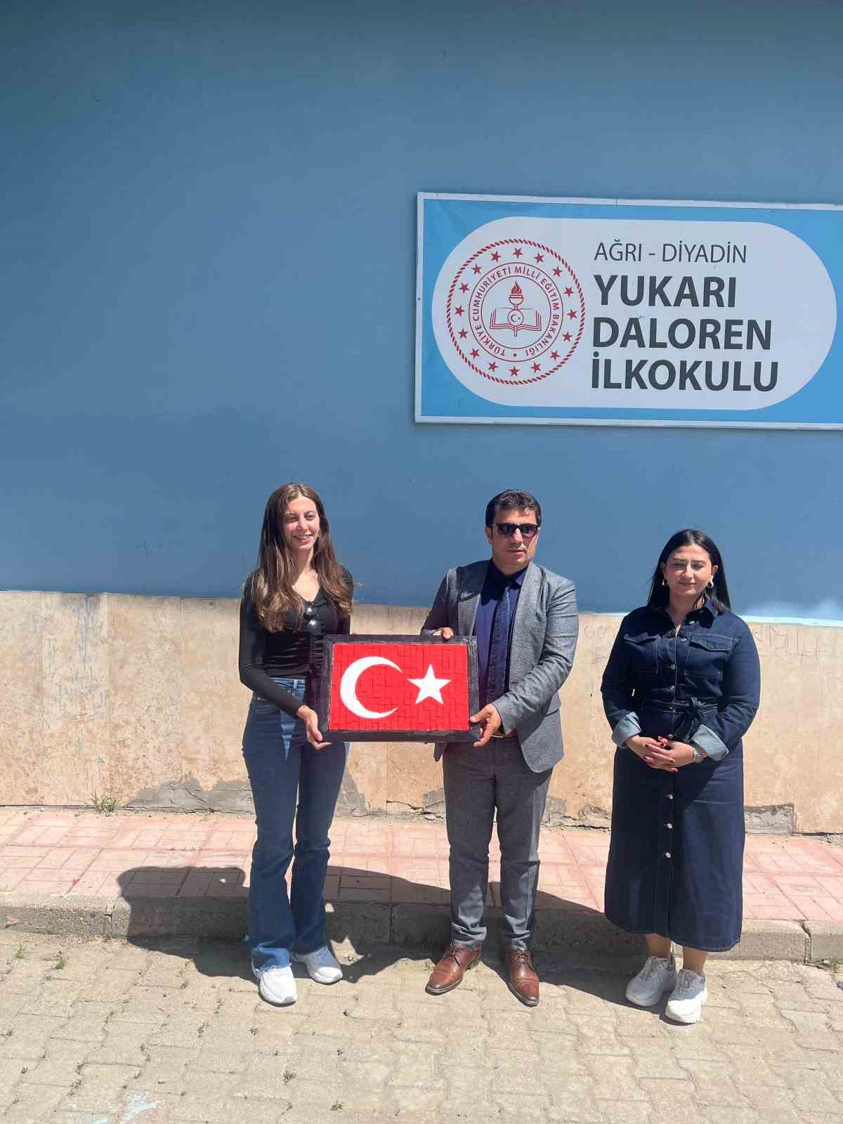 Minik eller sanatla buluştu
