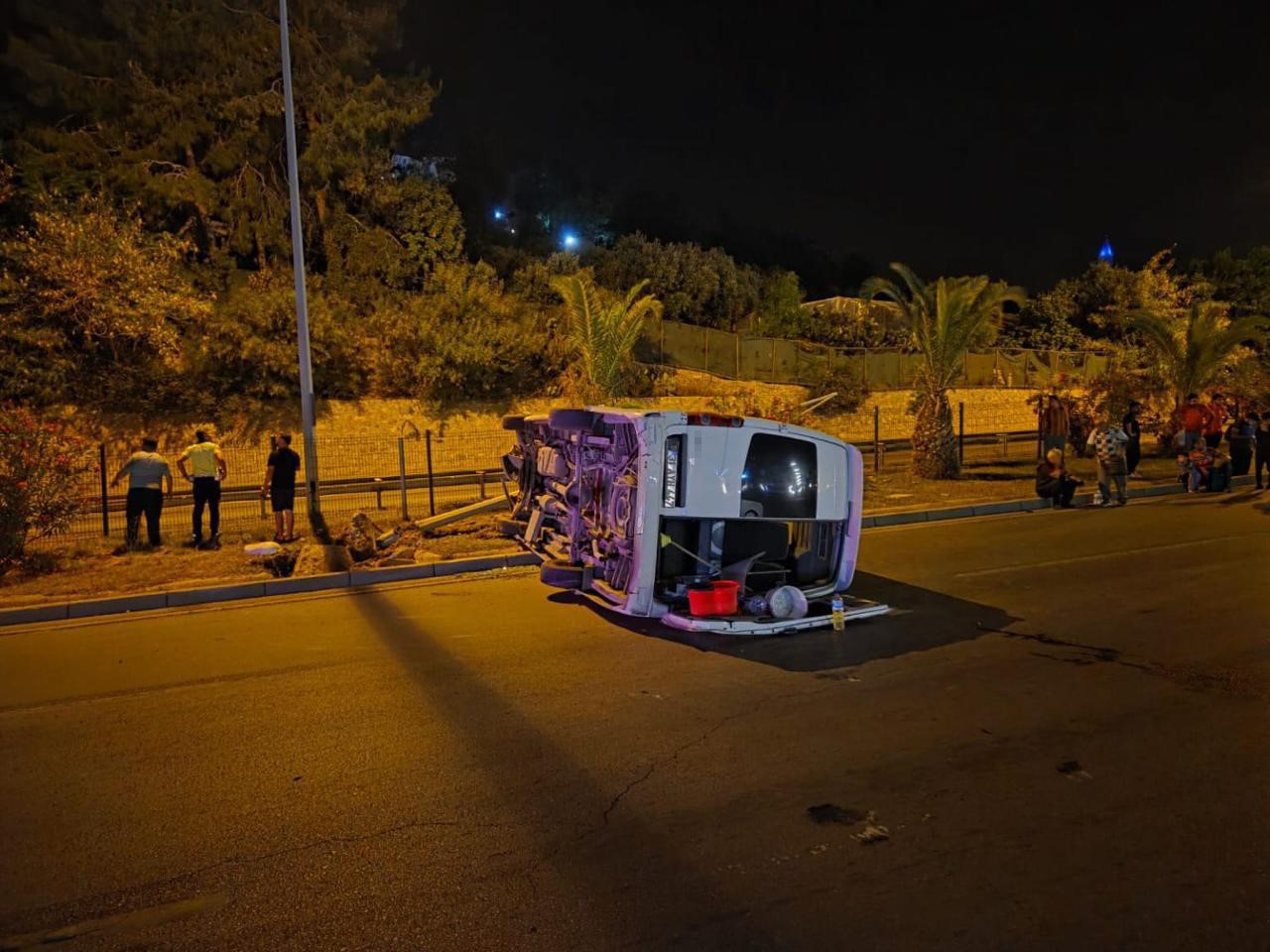 Alanya’da aydınlatma direğine çarpan minibüs devrildi