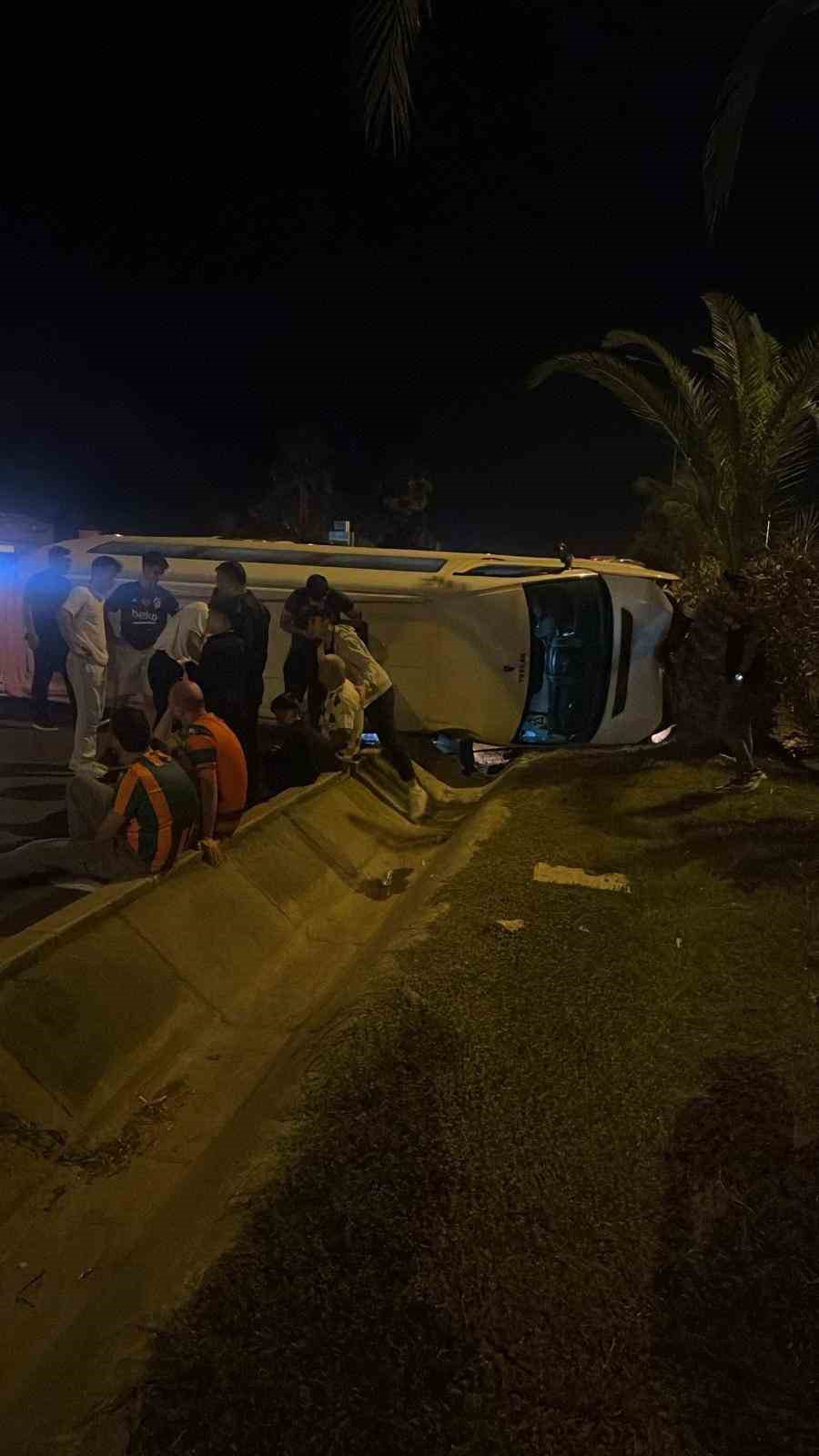 Alanya&rsquo;da aydınlatma direğine &ccedil;arpan minib&uuml;s devrildi
