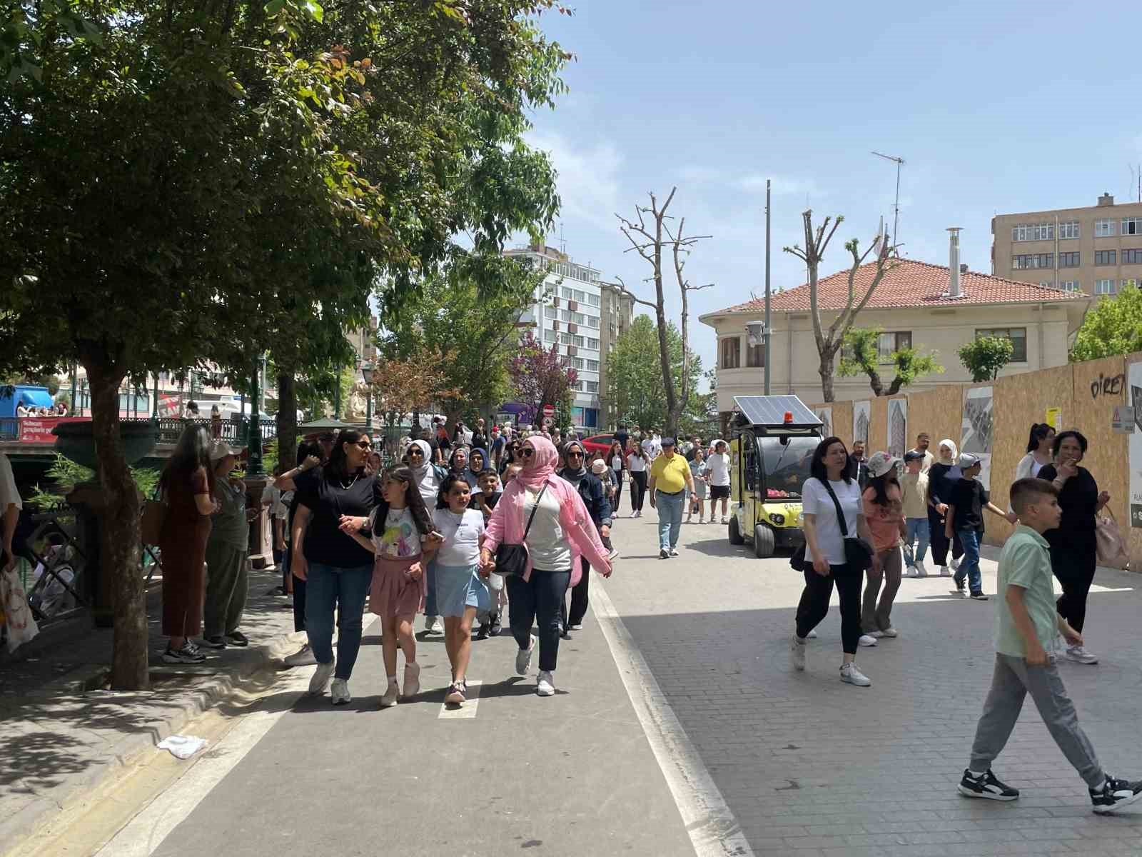 Sıcak havayı fırsat bilen vatandaşlar şehir merkezlerinde yoğunluk oluşturdu