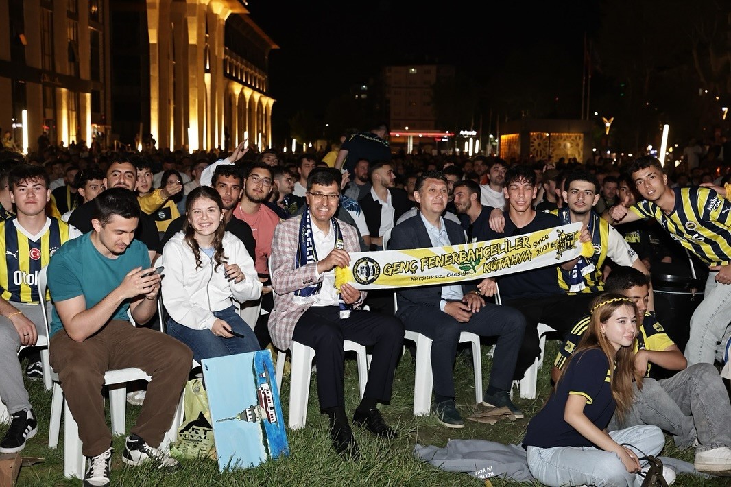 K&uuml;tahyalılar, EuroLeague final heyecanını belediye bah&ccedil;esinde birlikte yaşadı
