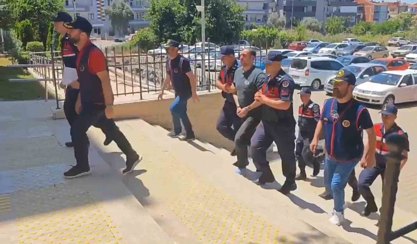 Ödemiş’te 10 ayrı suçtan 124 yıl hapisle aranıyordu, jandarmadan kaçamadı