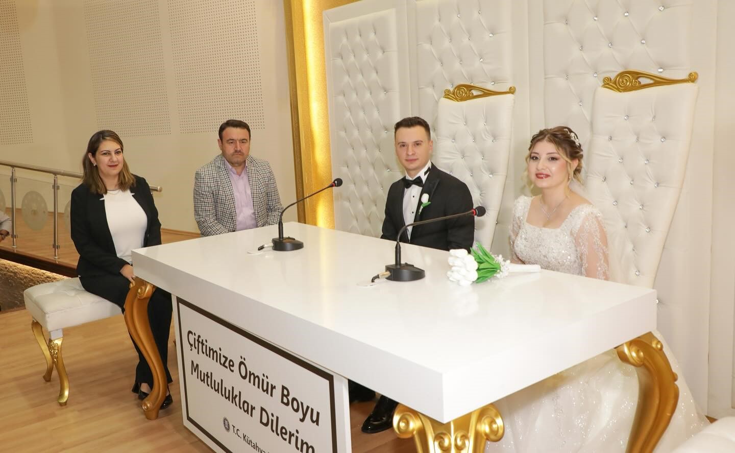 Vali Musa Işın, nik&acirc;h t&ouml;reninde gen&ccedil; &ccedil;iftin mutluluğuna ortak oldu
