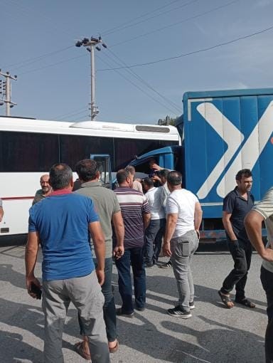 İş&ccedil;i servisi, kargo kamyonuyla &ccedil;arpıştı
