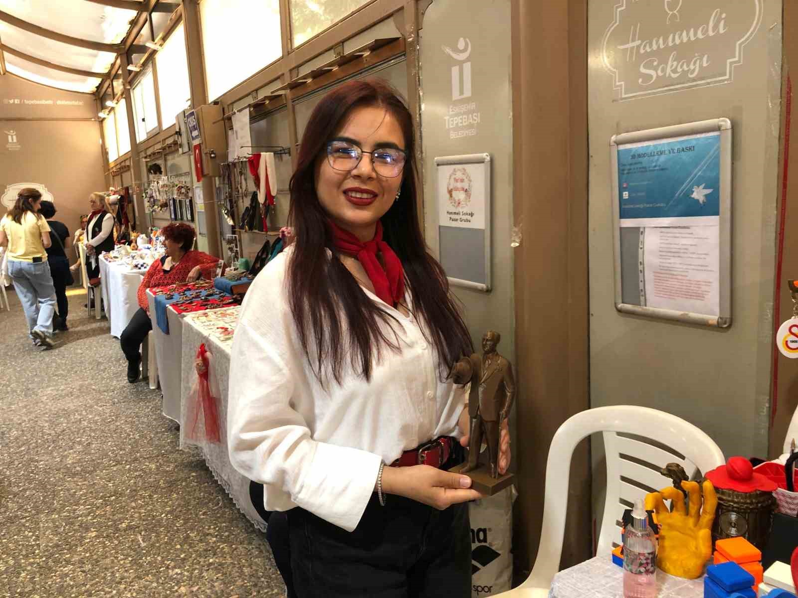Yurt dışından gelip Hanımeli Sokağı&rsquo;nda 3 boyutlu baskı ile &uuml;rettiği &uuml;r&uuml;nleri satıyor
