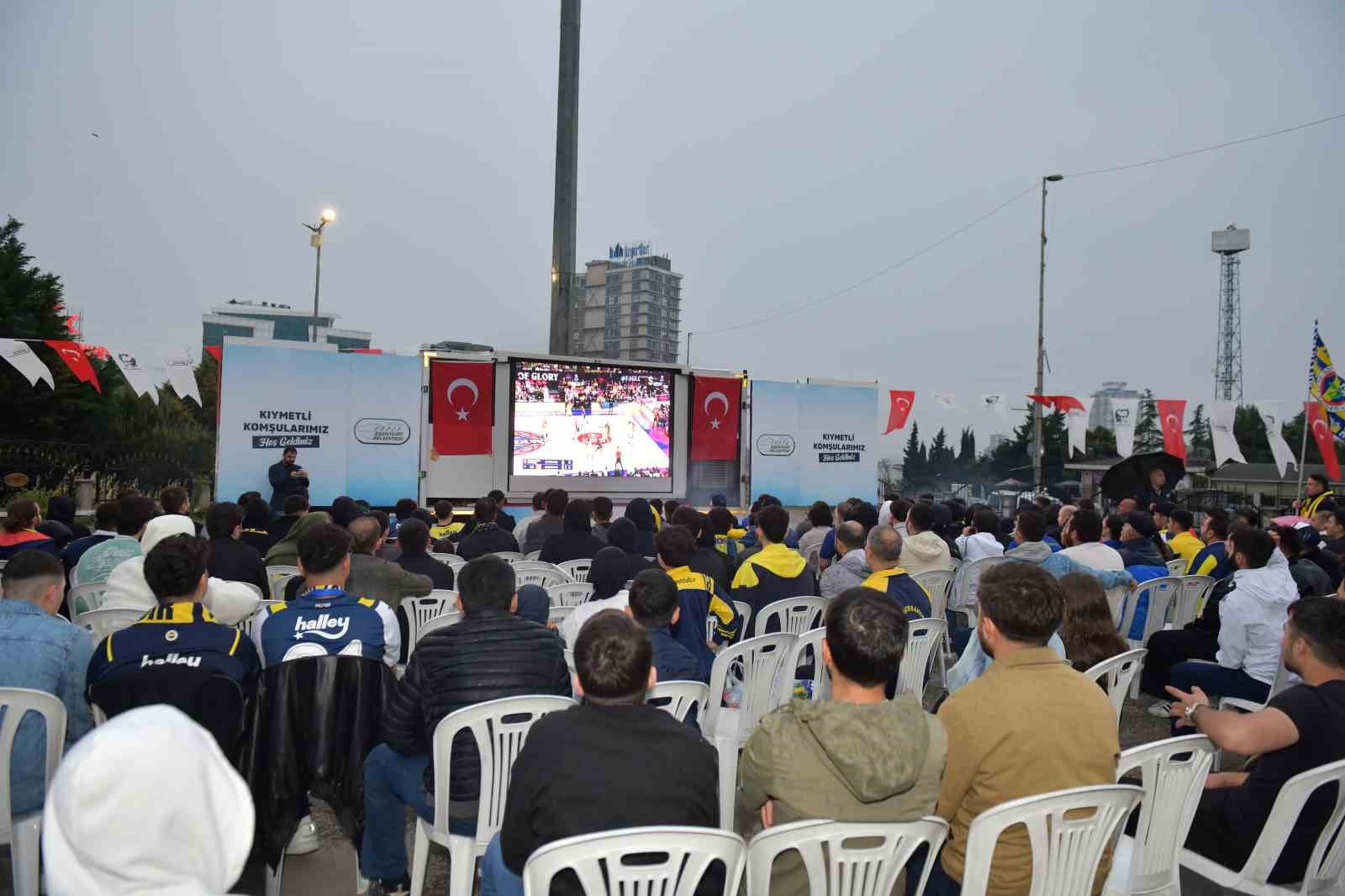Esenyurt’ta final coşkusu: Fenerbahçe zaferi dev ekranda kutlandı
