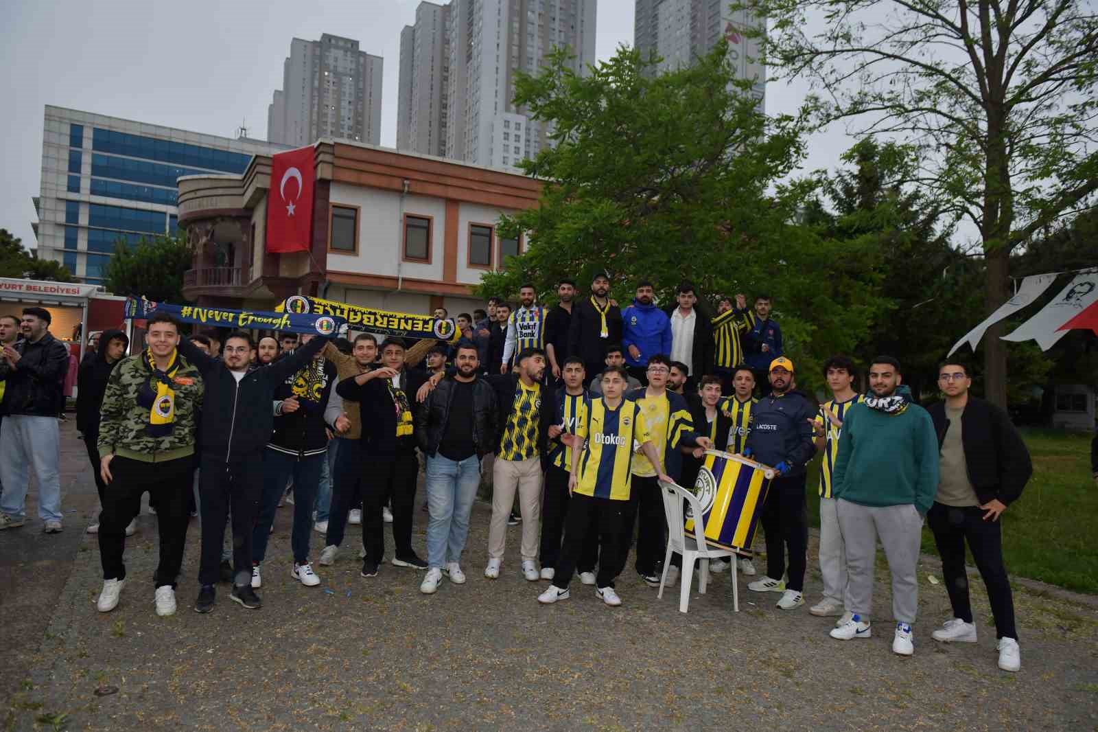 Esenyurt&rsquo;ta final coşkusu: Fenerbah&ccedil;e zaferi dev ekranda kutlandı
