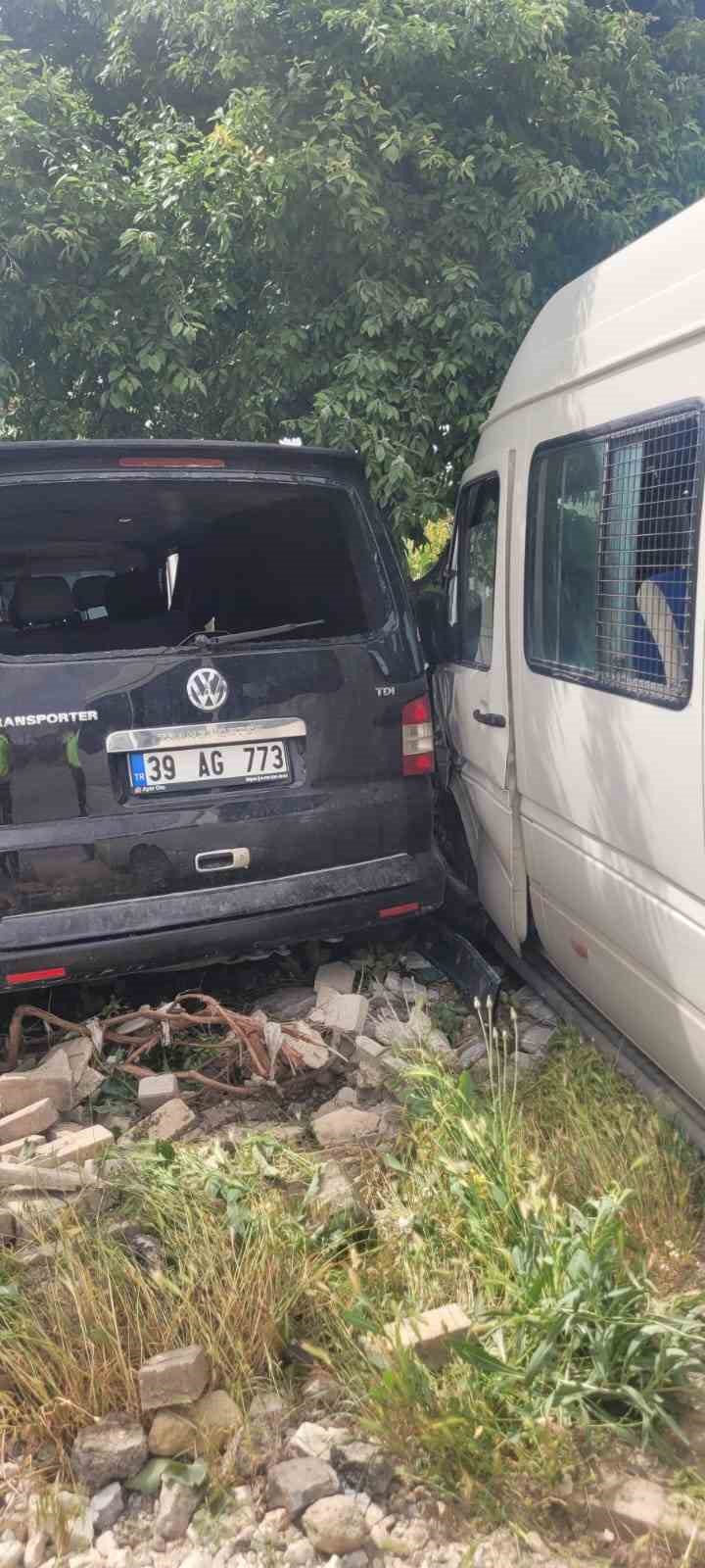 Minib&uuml;s ile kamyonet &ccedil;arpıştı, 9 kişi yaralandı
