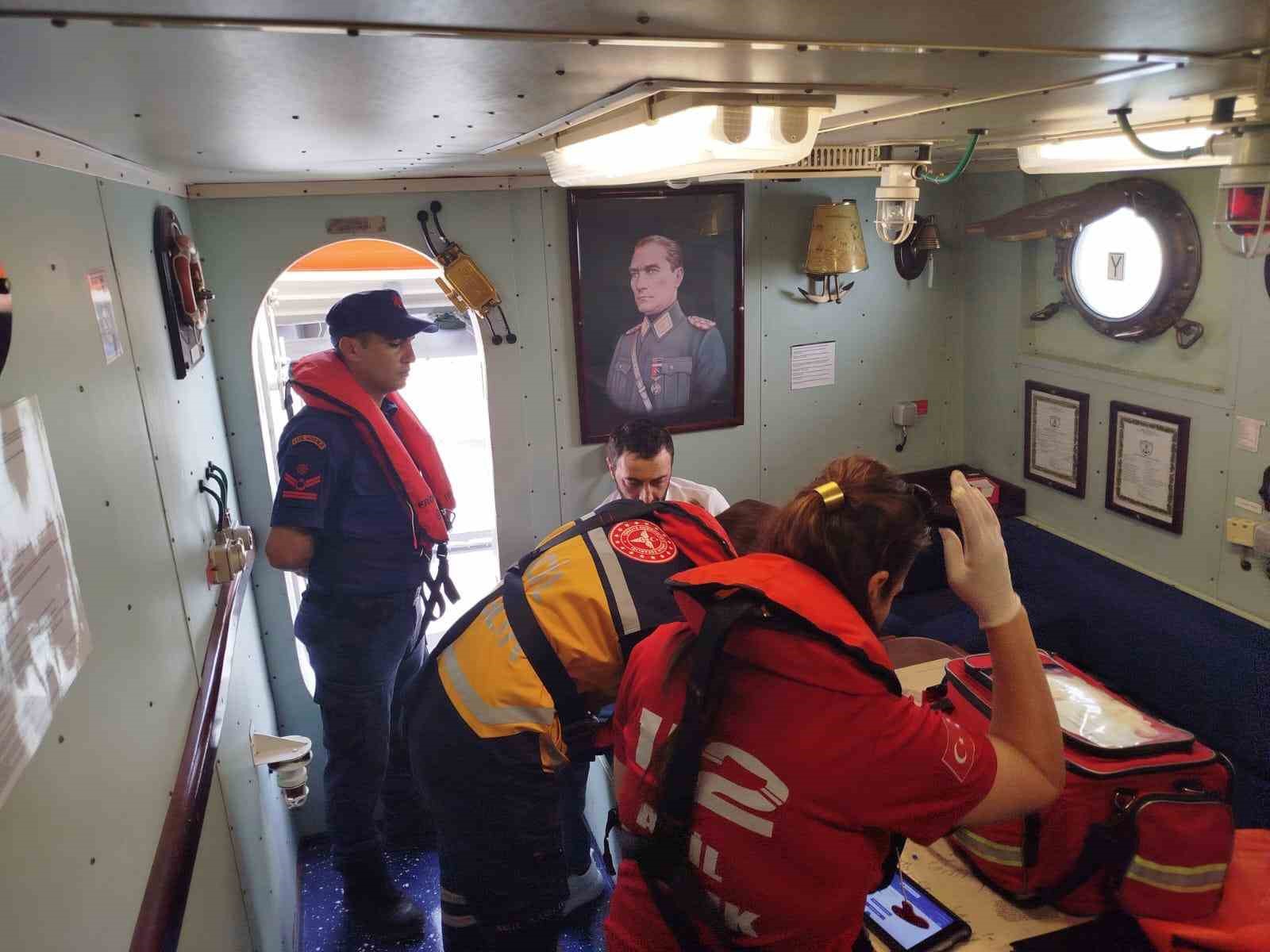 Karadeniz’de rahatsızlanan gemi personeli için ekipler seferber oldu