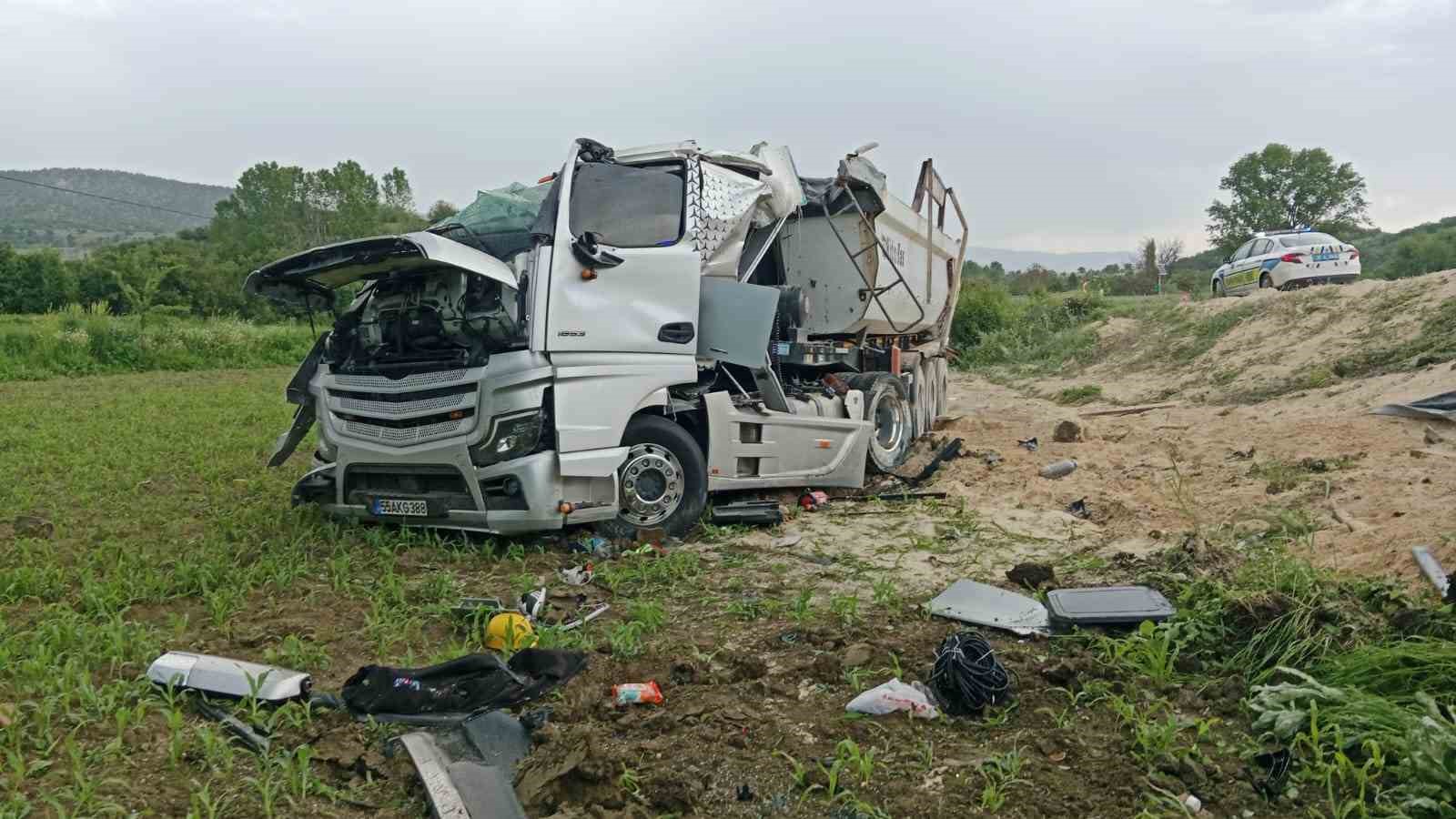 Kastamonu’da devrilen hafriyat kamyonunun sürücüsü yaralandı